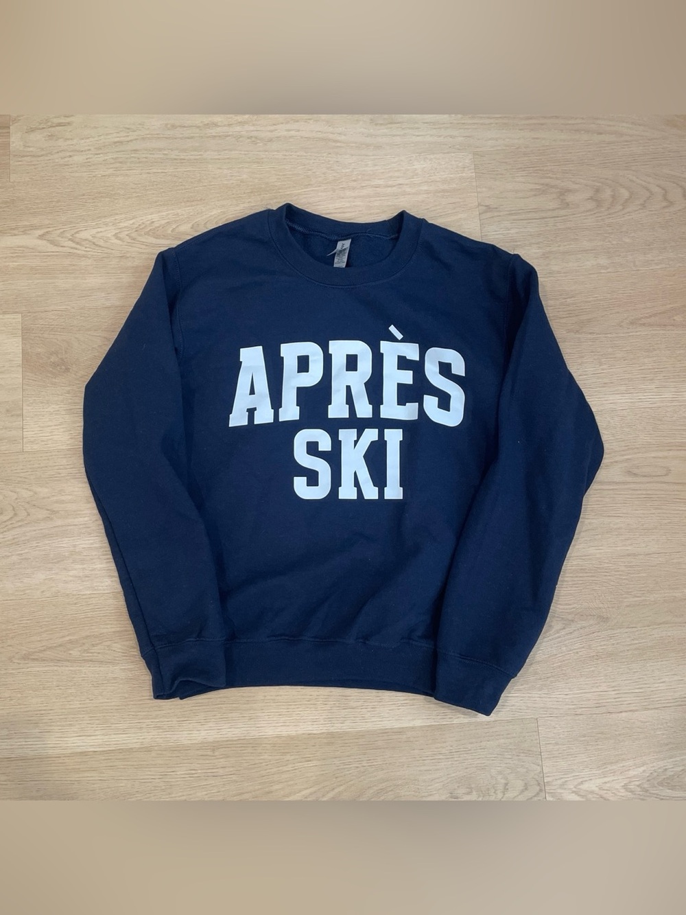 Gildan Navy Crewneck Sweatshirt with White APRÈS SKI Lettering